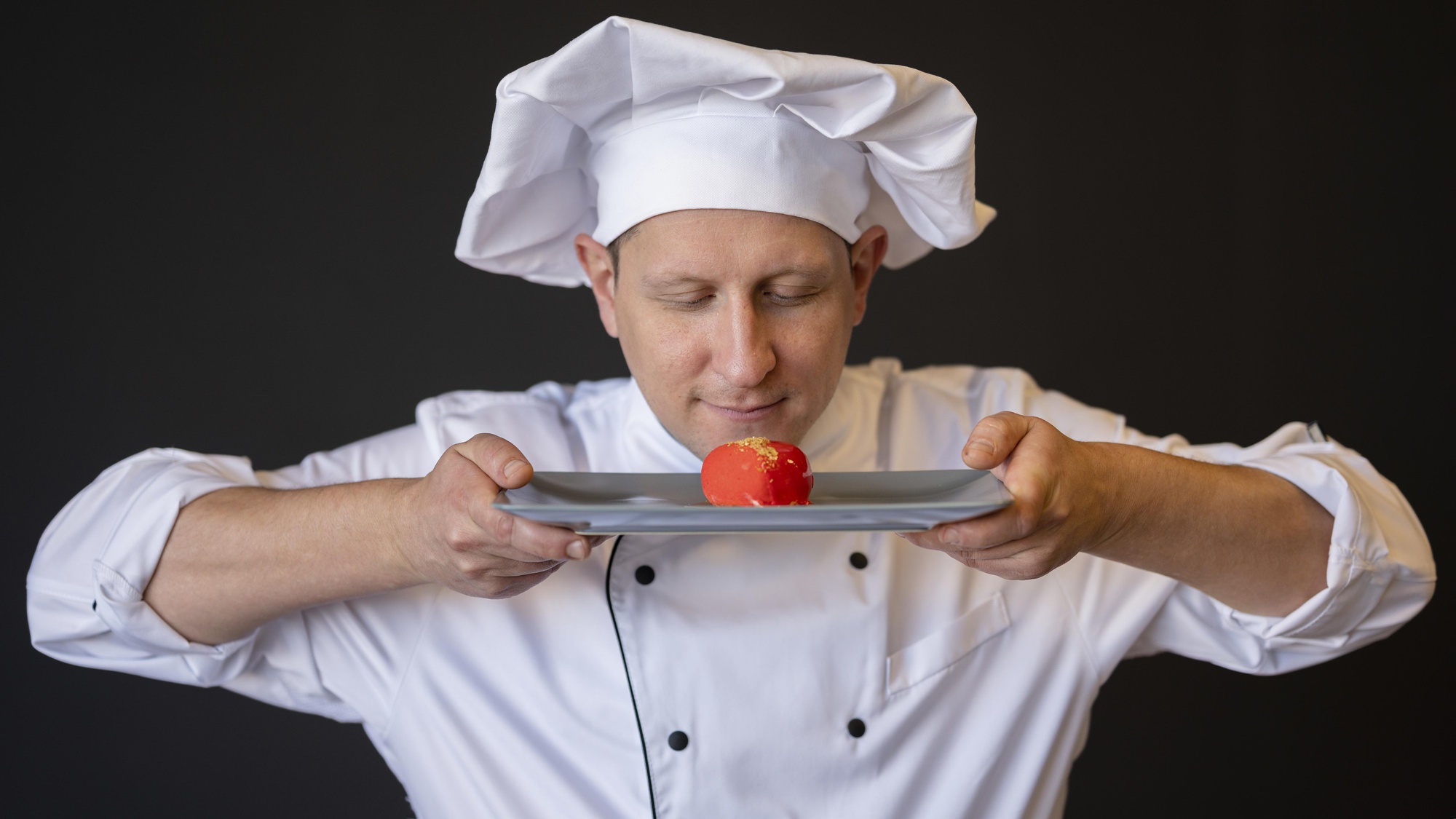 Instructor demonstrating plating with smart kitchen tools